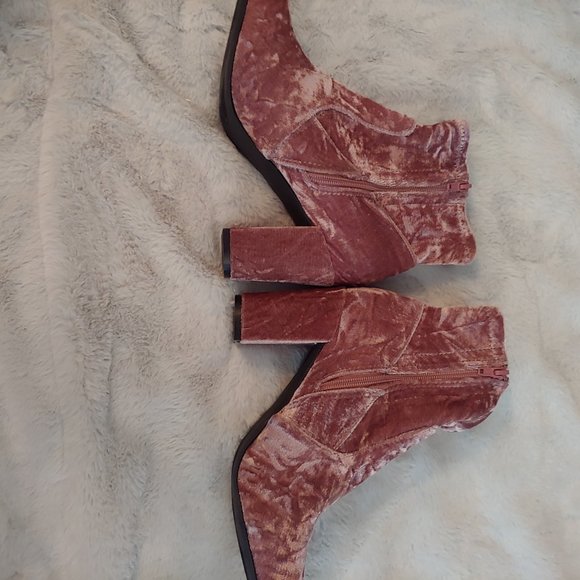 Steve Madden Emison Velvet Bootie pale Pink 10 - Picture 9 of 11